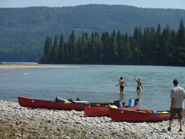Kanus auf dem Athabasca River, Alberta