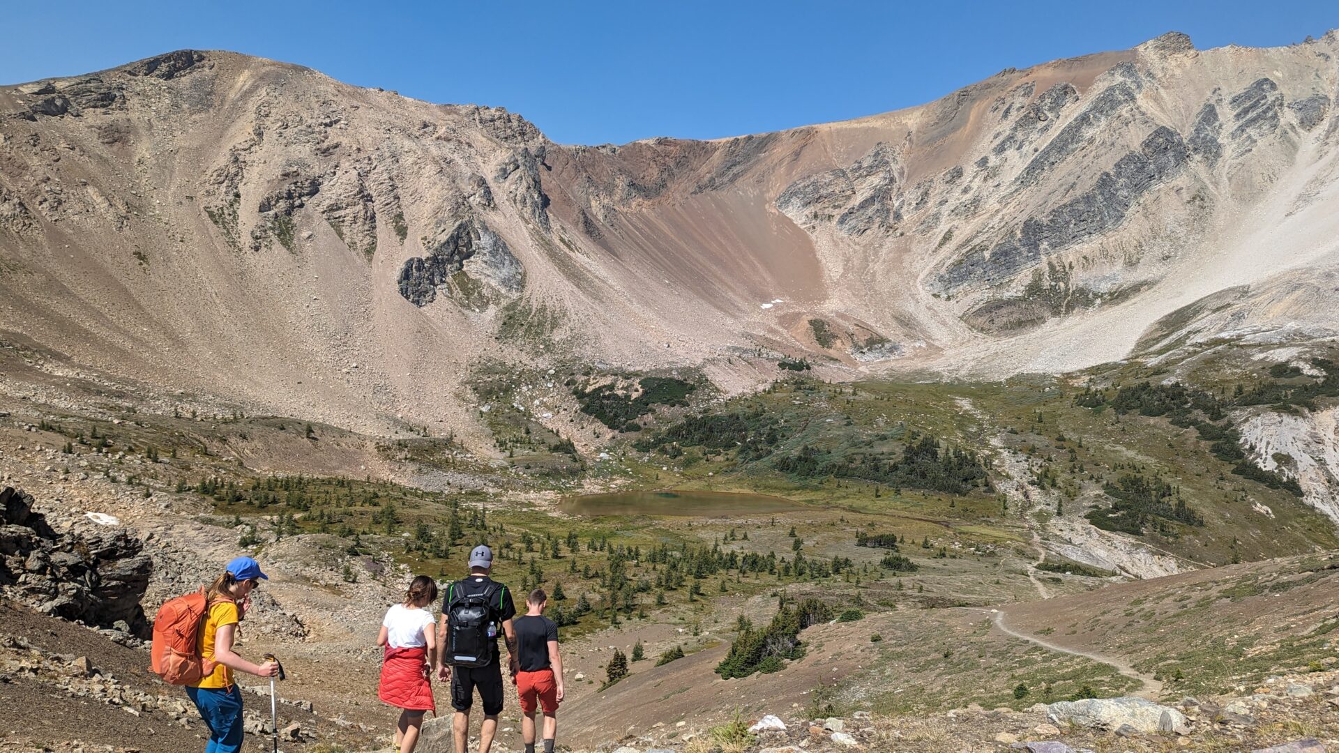 small group hiking in banff national park | kleingruppe wandert bei der busreise im banff nationalpark