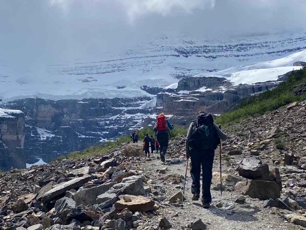 gruppe wandert zu den gletschern bei lake louise | group hiking to the glaciers near lake louise