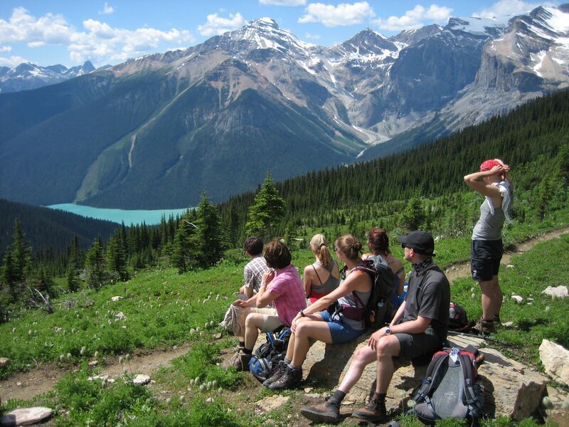 small group resting during active camping tour in western canada | kleine gruppe ruht aus beim aktivurlaub im westen von kanada