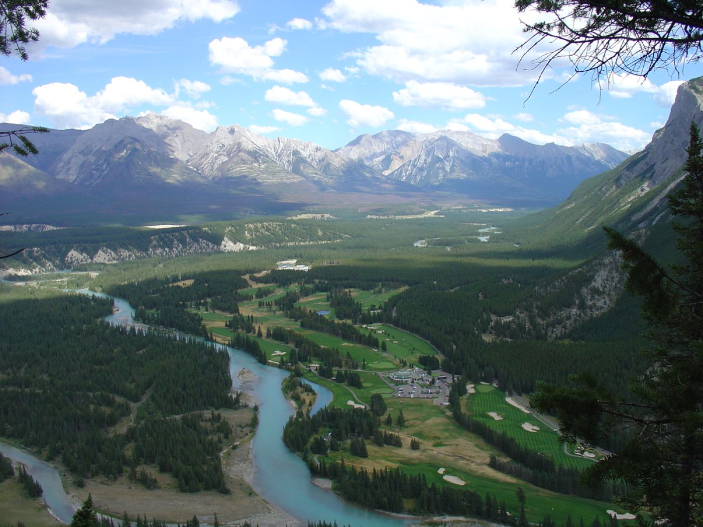 view of banff with bow river and mountains, canada | blick auf banff mit bow fluss und bergen