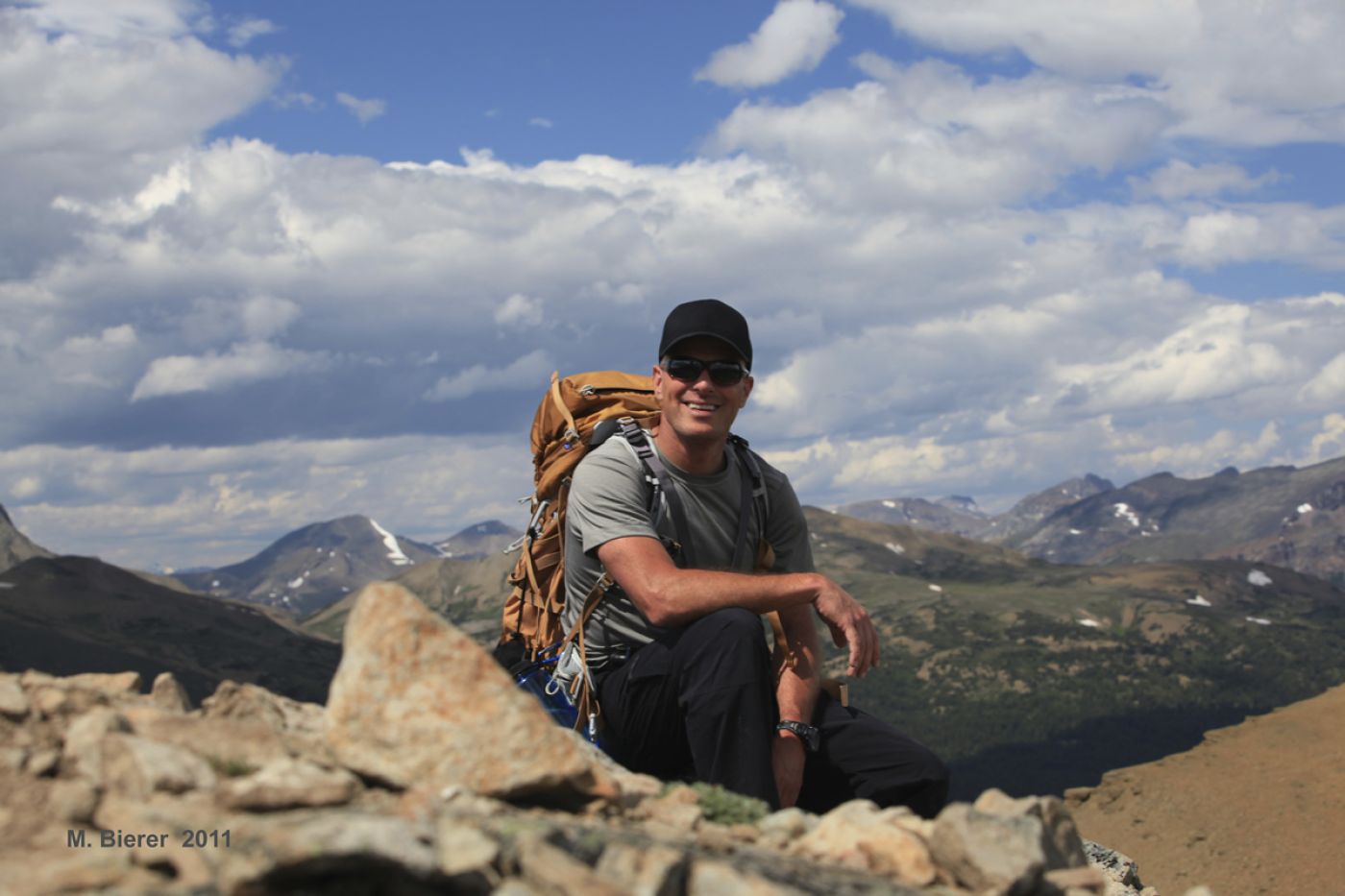 hiking a mountain peak near banff, canada | Gipfelwanderung bei banff, kanada