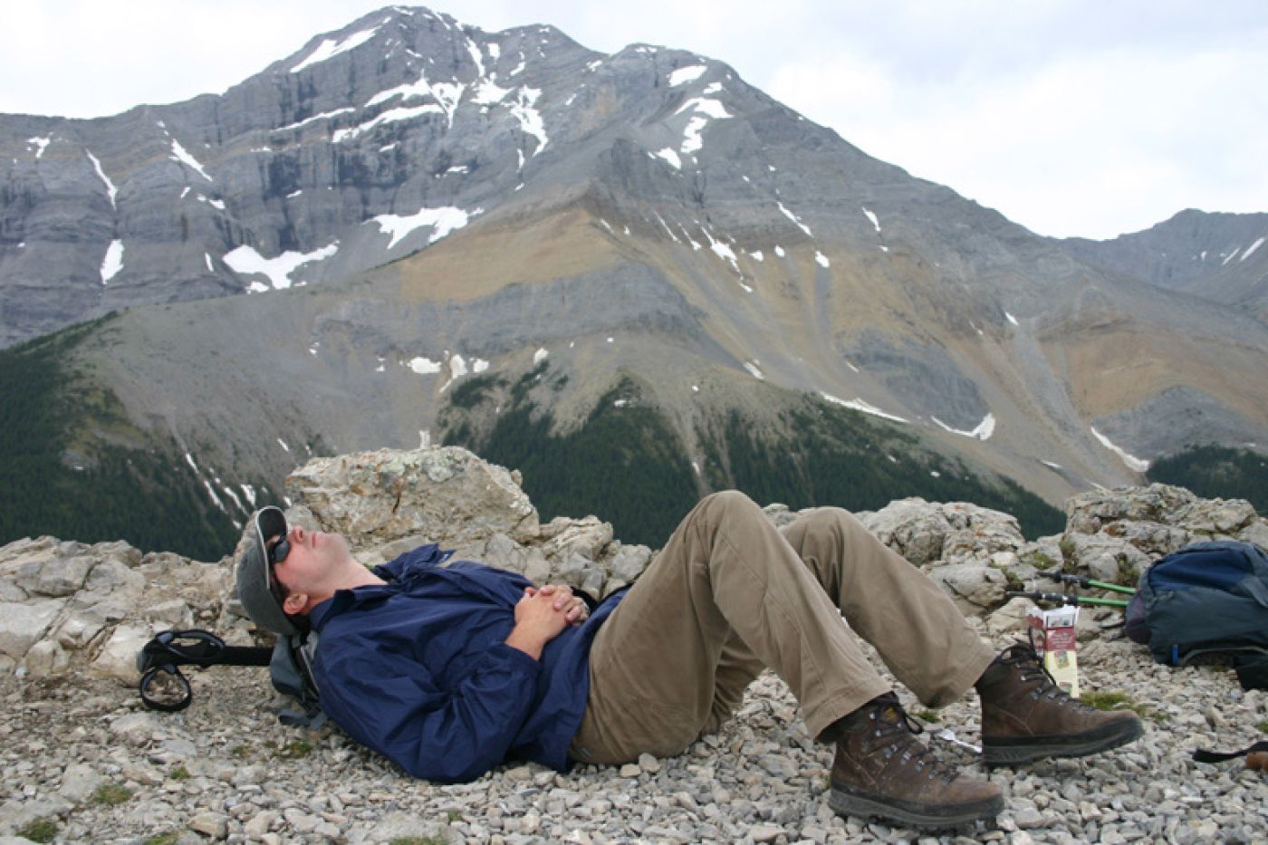 rest break during adventure tour while hiking in banff national park | ruhepause bei der wanderreise im banff nationalpark