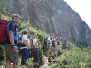 Gruppe von Wanderern im Banff Nationalpark der kanadischen Rockies