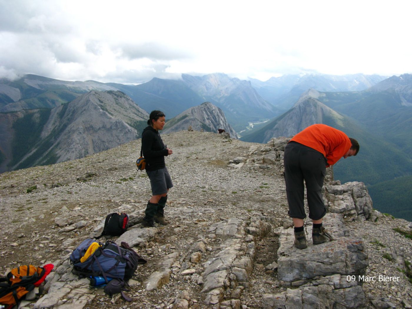hikers overlooking Rocky Mountain peaks | Wanderer sehen Gipfel in den Rocky Mountains