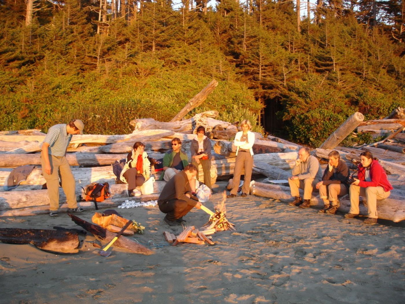 small group camping on beach of vancouver island | camping mit kleiner gruppe am strand von vancouver island