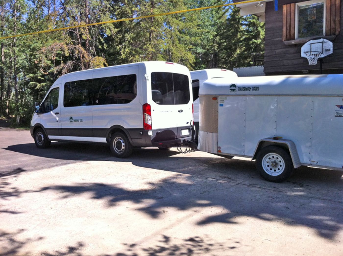 bus and trailer for canadian rockies hiking tour with small group | bus und anhänger für die wandertour in den kanadischen rockies mit kleiner gruppe