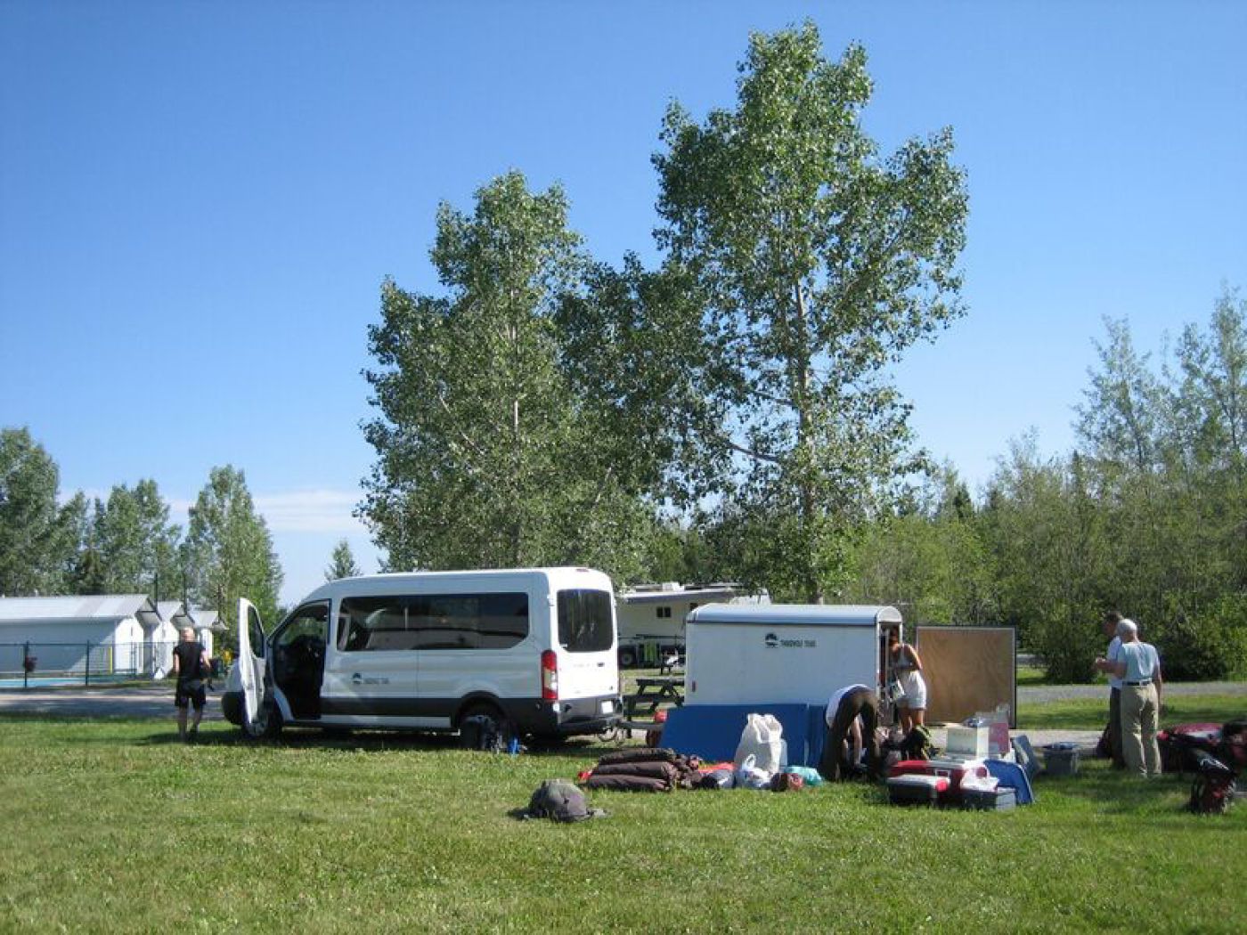 bus and trailer for calgary vancouver road trip | bus für calgary bis vancouver roadtrip abenteuertour