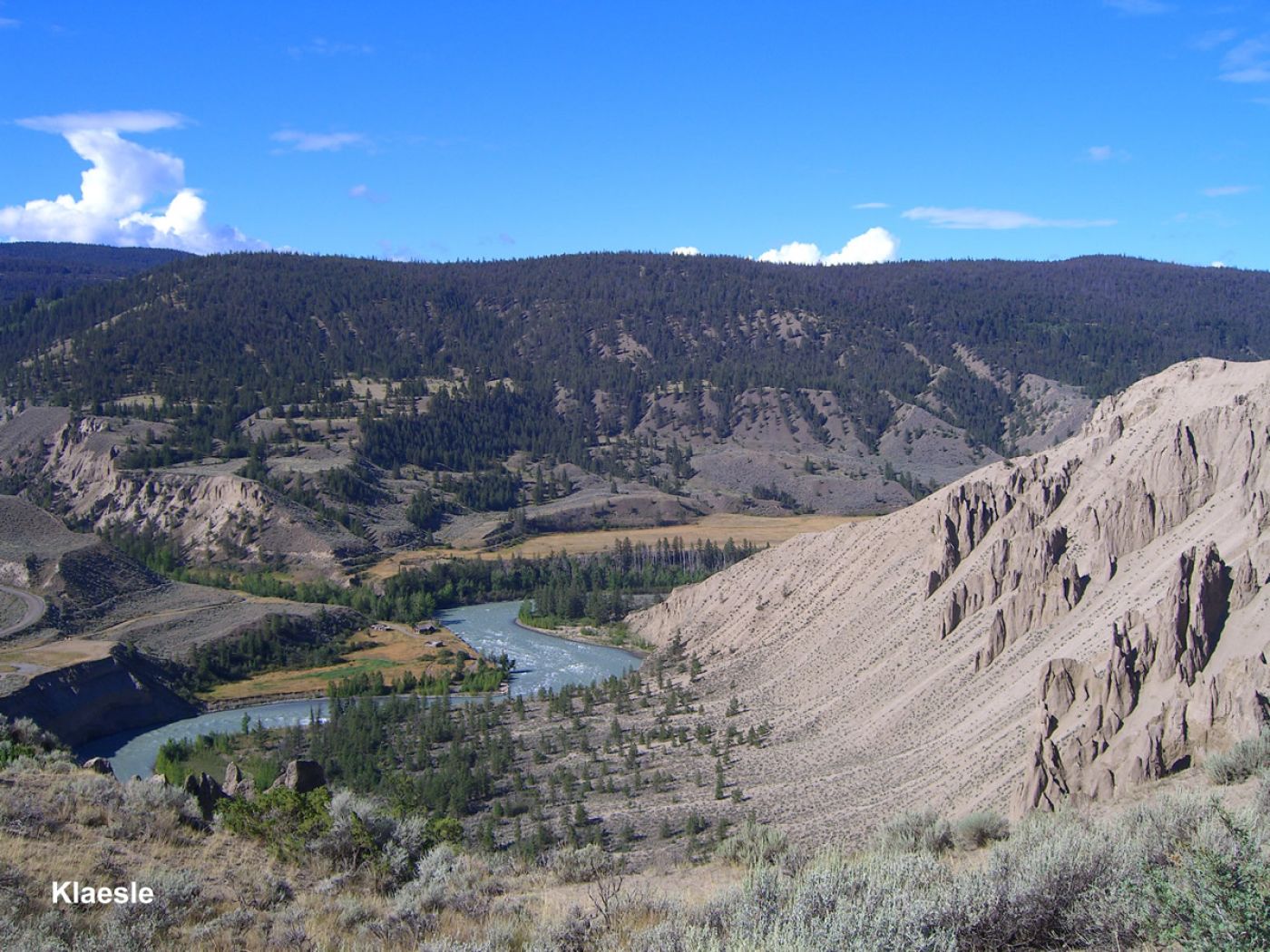 valley of chilcotin river on bus tours for small groups in british columbia | tal des chilcotin river bei der kleingruppen zeltreise in bc, kanada