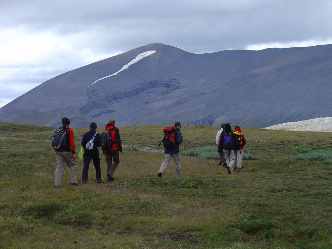 small group hiking at columbia icefields jasper national park | kleine gruppe beim wandern bei columbia eisfeld jasper nationalpark