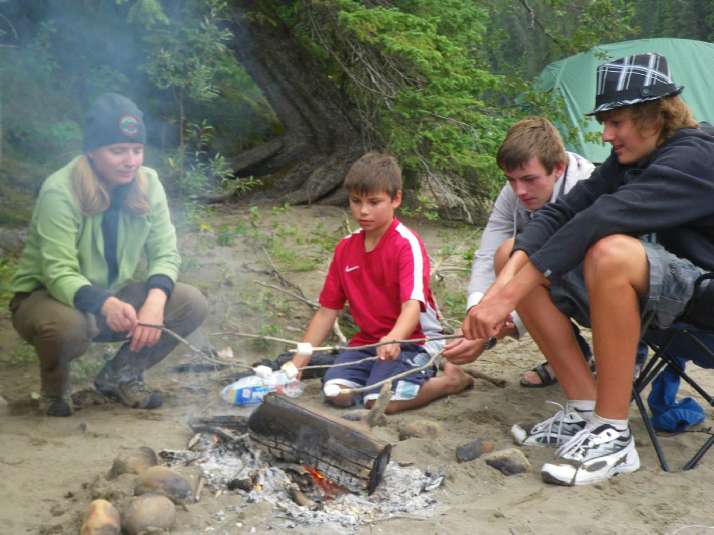 family with children and teenagers at camp fire | familie mit kindern und teenagers am lagerfeuer