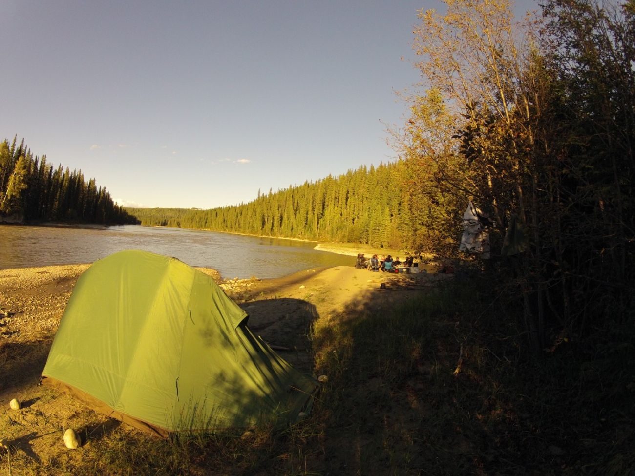 camp at athabasca river during canoe trip in canada, alberta | wild zelten am athabsca bei der kanutour in kanada