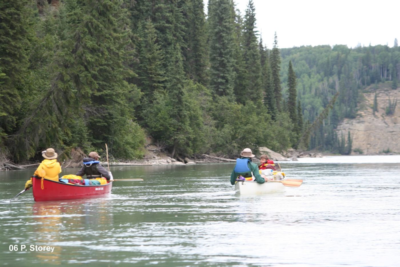 two canoes on canoe trip in alberta, canada | zwei kanus beim einer kanutour in alberta, kanada