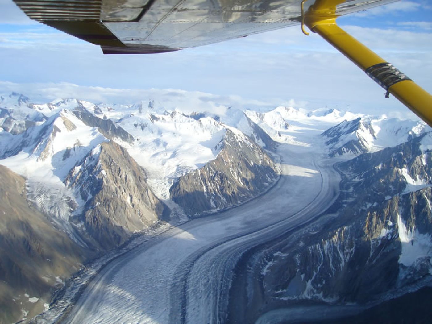 flying over a glacier in kluane park | flug über eine gletscher im kluane park