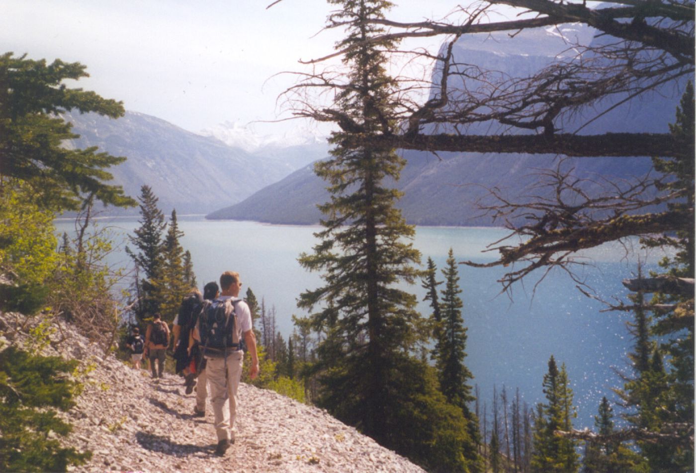 hiking at minnewanka lake near banff, canada | wandern am minnewanka see bei banff, rocky mountains, kanada
