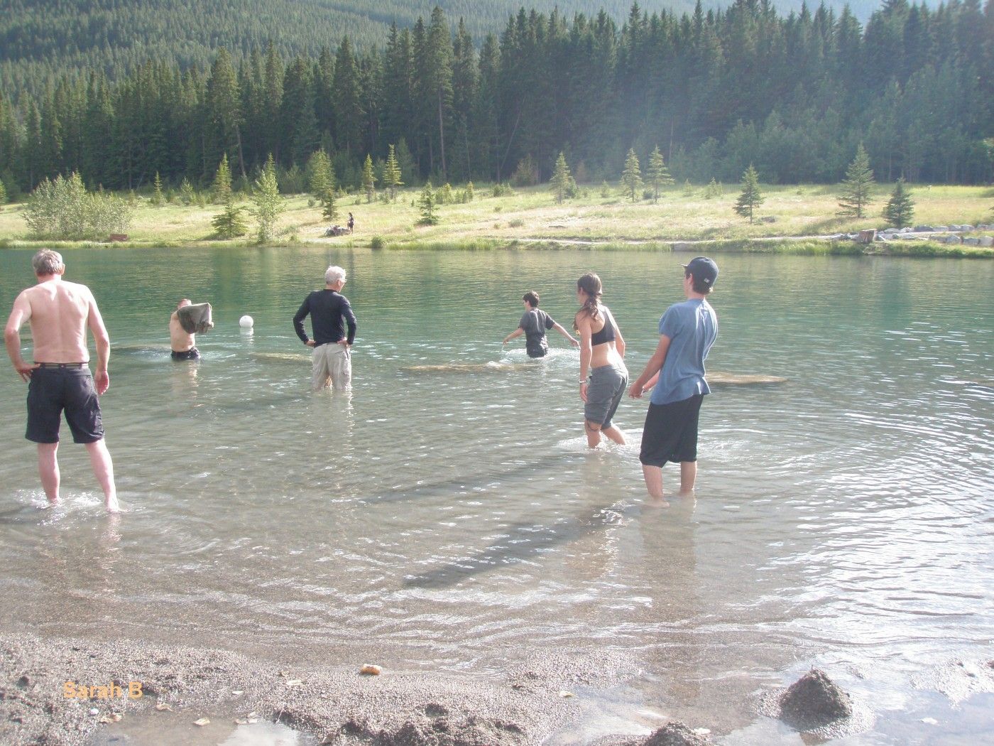 children swimming in lake during family, tour in canada, rockies | kinder schwimmwn im see bei dem familienurlaub in kanada, rocky mountains