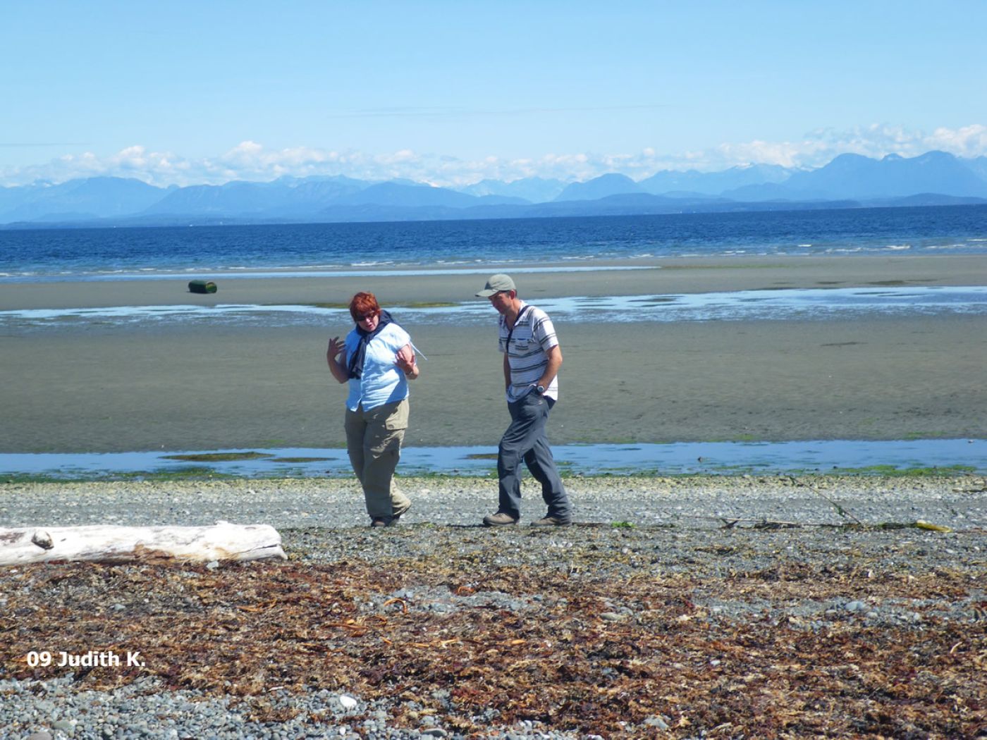 walking on the beach in pacific rim national park | wandern am strand vom pacific rim nationalpark kanada