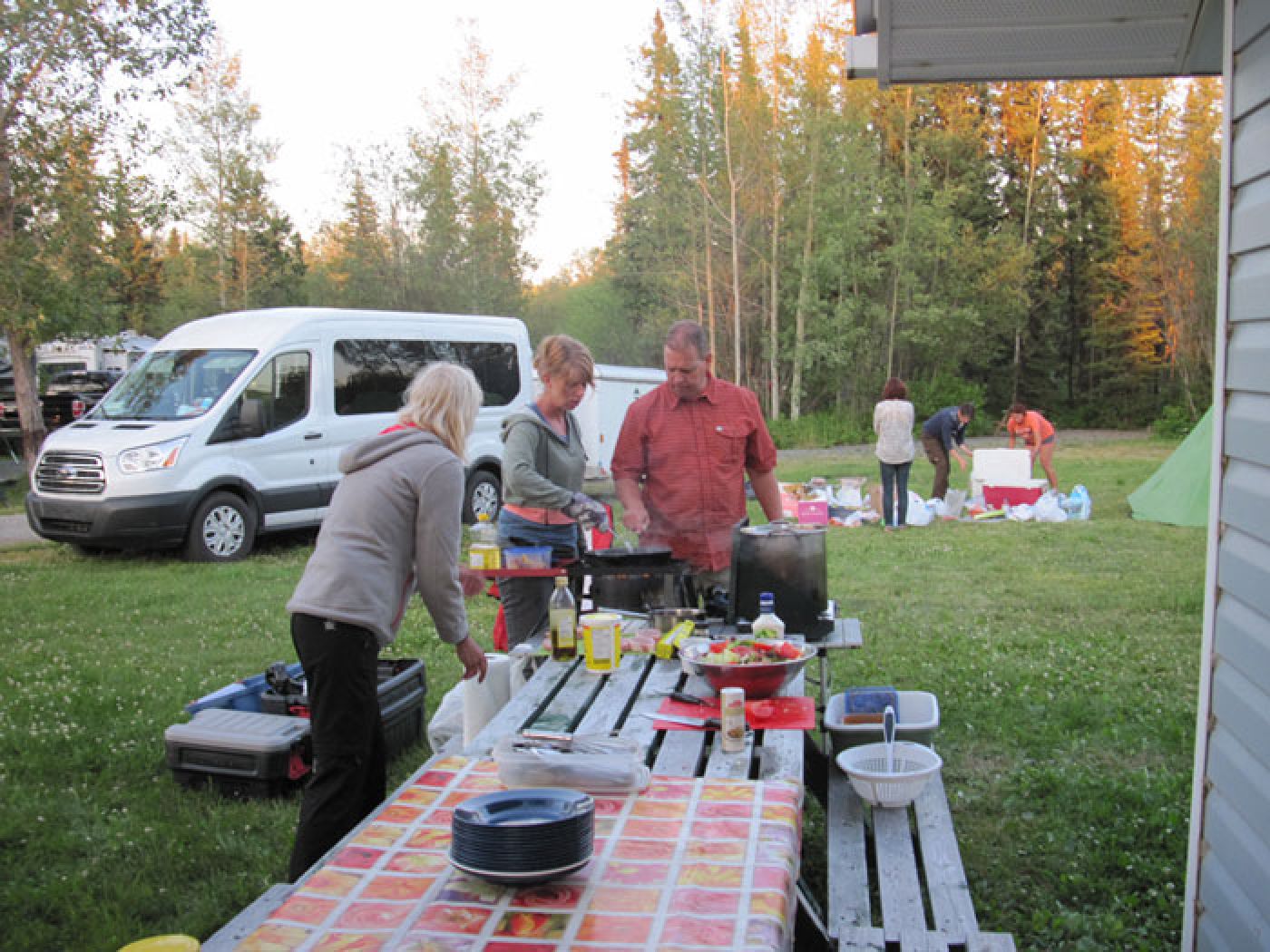 kitchen table at campingtour in canadian rockies | kochen bei der campingreise in den kanadischen rockies