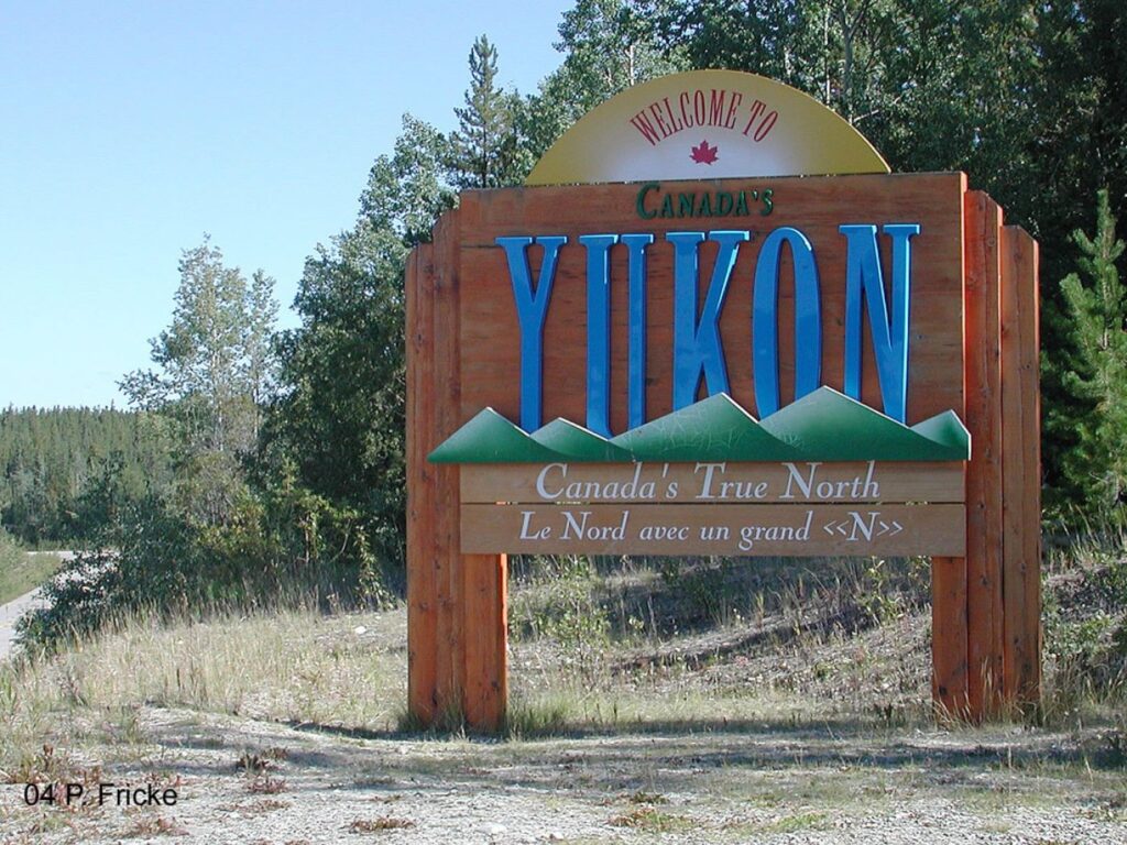 large welcome to the Yukon sign | willkommen im Yukon straßenschild