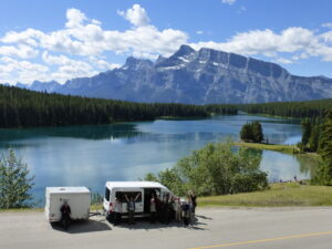 Busreisen in Kanada, minibus mit anhänger für kleine gruppen am two jack lake in banff