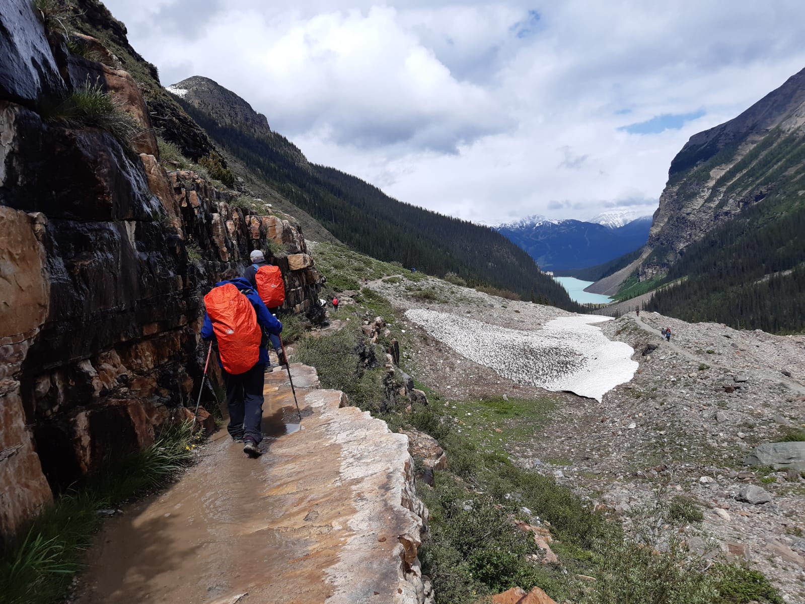 hiking near lake louise during two week adventure tour in canada | wandern bei lake louise bei der 2-wöchigen abenteuertour in kanada