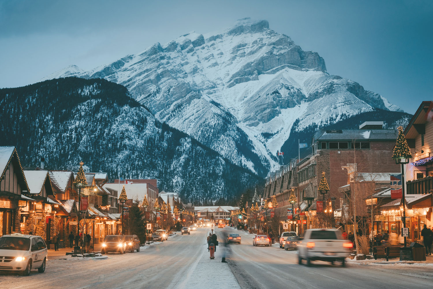 banff avenue in winter | winter in downtown banff, kanada