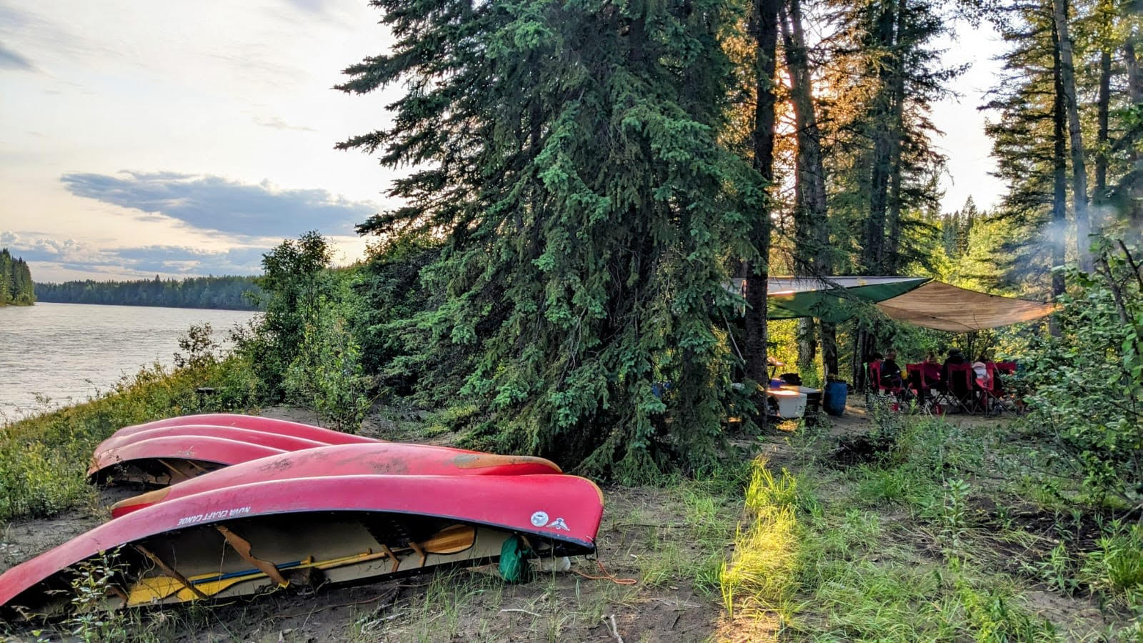 canoes and camp during rocky mountain canoe tour in alberta, canada | kanus und lager bei rocky mountain kanutour in alberta kanada