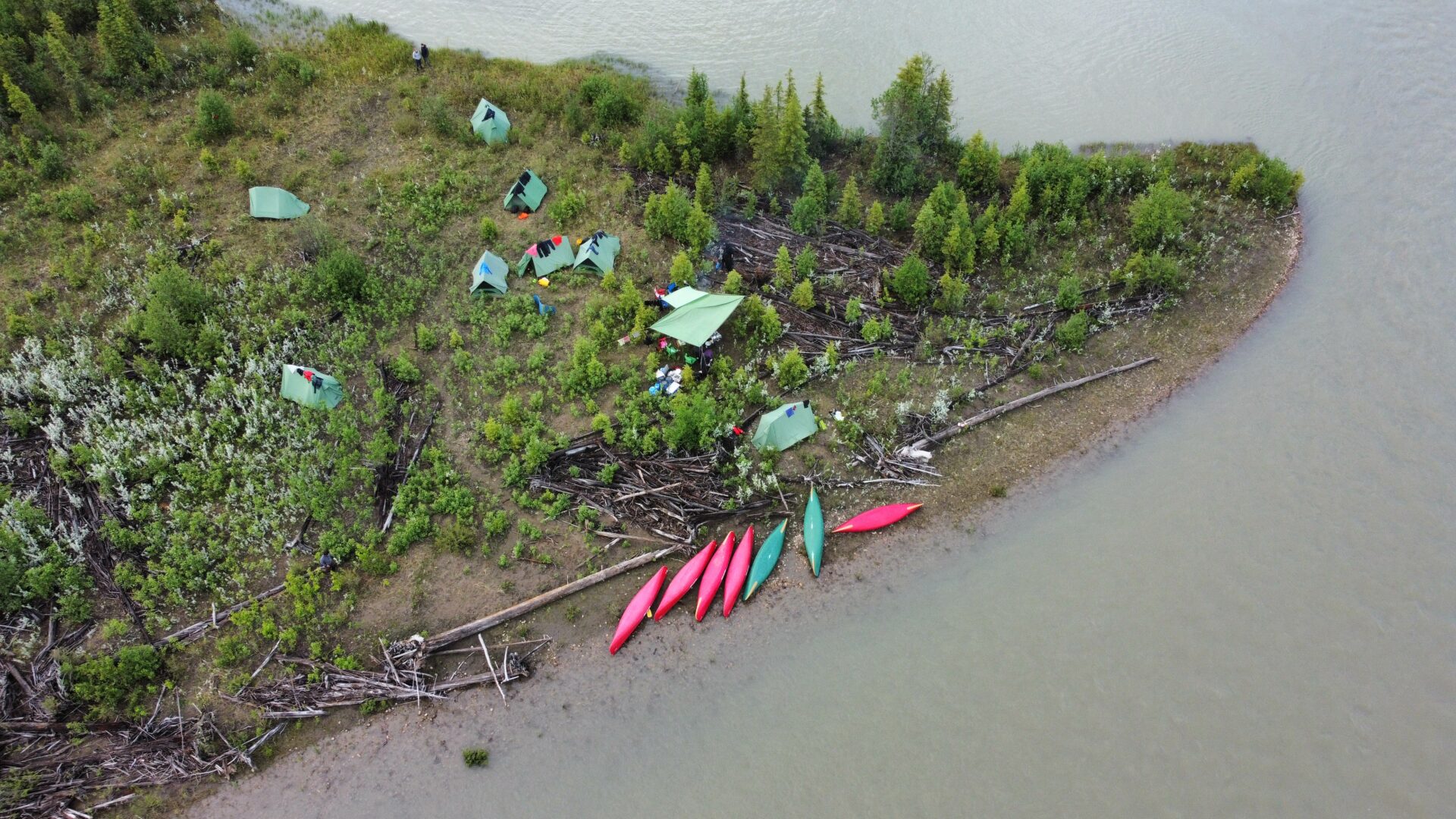 drone picture of a canoe camp on an island in the athabsca | dronen bild von einem kanulager auf einer insel im athabasca river