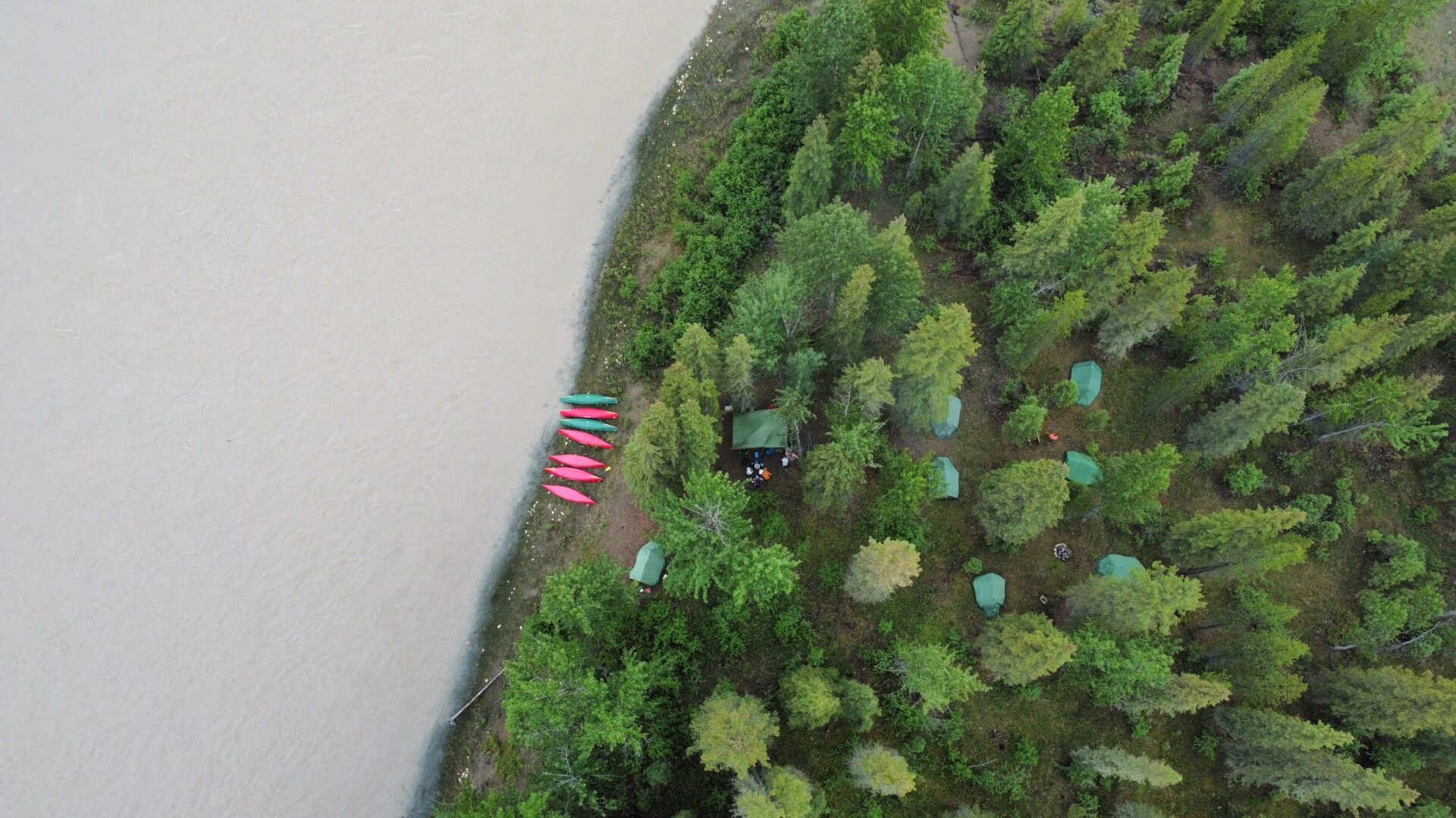 drone view of campsite during canoe tour in canada | dronenphoto vom camp bei der kanutour in kanada